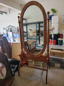 lot 05 image: Beautiful Standing Swivel Dressing Mirror- 66 x 28 x 20