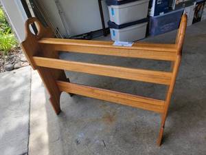 lot 06 image: Beautiful Wooden Quilt Stand