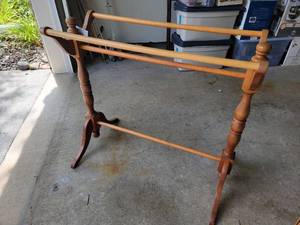 lot 07 image: Charming Quilt Stand