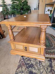 lot 12 image: Classic Vintage Mid-Century Side Table- 21 x 27.75 x 20.5