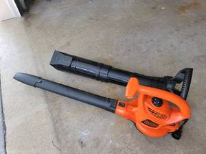 lot 21 image: Black Decker Leaf Blower & Vacuum