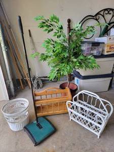 lot 23 image: Indoor Plant Holder Collection