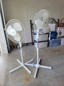 lot 33 image: Spinning Fan Set