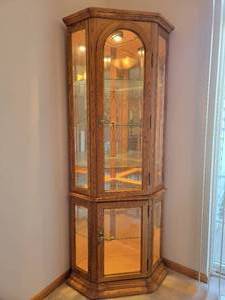lot 48 image: Wooden Curio Cabinet 27 x 31  x 76