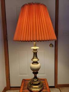 lot 55 image: Vintage Brass Lamp 31