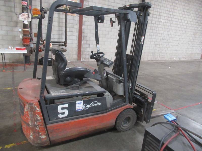 2008 LINDE Triple Mast, 48v Electric Forklift, 42 Forks (ER18-AC, A15020W00085) and Douglas Legacy Gold Charger (DLG3824-600, 030001920). - Used in Warehouse - Great Working Condition LOW RESERVE OF $3500.00.