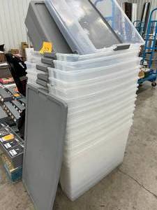 ASSORTED PLASTIC CONTAINERSLIDS