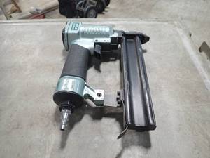 Hitachi NT32AE Nail Gun