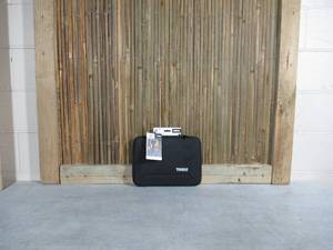 lot 37 image: Thule Gauntlet sleeve MacBook 13 black