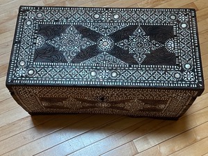 lot 41 image: Charming Decorative Trunk with a Beautiful Inlaid Design