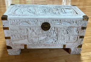 lot 39 image: Beautiful White Painted Asian Carved Decorative Chest
