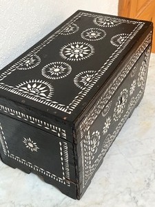 lot 43 image: Lovely Decorative Table Top Chest