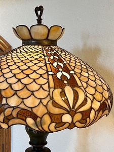 lot 3 image: Stunning Vintage Floor Lamp with Beautiful Stained Glass Shade