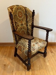 lot 18 image: Vintage Upholstered Wood Frame Chair