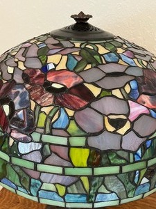 lot 21 image: Gorgeous Tiffany Style Stained Glass Table Lamp