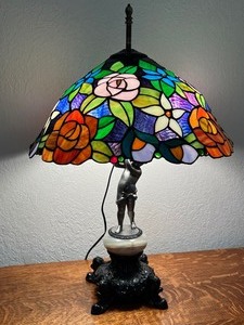 lot 7 image: Beautiful Floral Design Stained Glass Floor Lamp with Cupid Figurine
