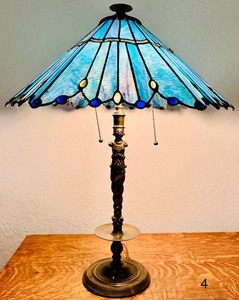 lot 4 image: Lovely and Beautiful Blue Stain Glass Table Lamp