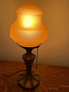 lot 8 image: Vintage Art Deco Boudoir Lamp