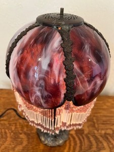 lot 39A image: Lovely Vintage Slag Glass Boudoir Lamp
