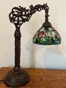 lot 23 image: Beautiful Desk or Table Top Tiffany Style Lamp
