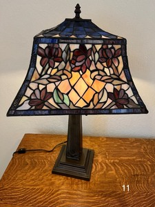 lot 11 image: Beautiful Stained Glass Table Lamp