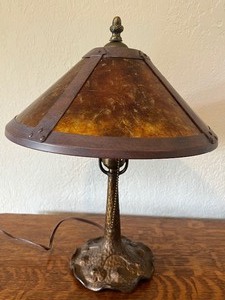lot 16 image: Charming Vintage Table Lamp with Amber-Micah Shade