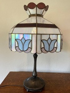 lot 14 image: Charming Stained Glass Table Lamp