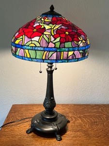 lot 24 image: Beautiful and Colorful Floral Stained Glass Table Lamp