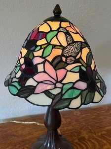 lot 23A image: Lovely Petite Stained Glass Table Lamp with Hummingbird Design