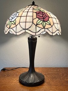 lot 17 image: Pastel Floral Design Stained Glass Table Lamp