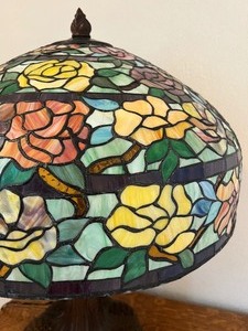 lot 54 image: Very Large Gorgeous Stain Glass Floral Design Table Lamp