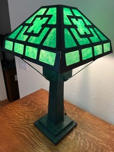 lot 57 image: Vintage Arts and Crafts Style Table Lamp
