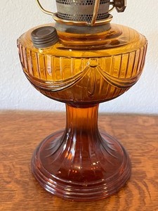 lot 70 image: Vintage Amber Glass Oil Lamp