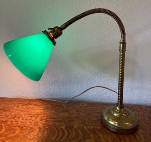 lot 68 image: Adjustable Brass Vintage Table Lamp
