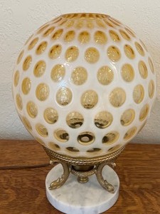 lot 77 image: Gorgeous Art Glass Fenton Lamp