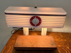 lot 87 image: Fun Vintage Art Deco Lamp with Timer