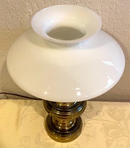 lot 130 image: Beautiful Brass Table Lamp with Glass Shade