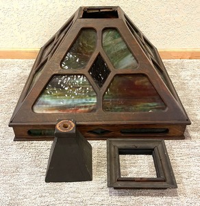 lot 128 image: Vintage Slag Glass and Wooden Lamp Shade