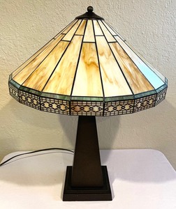 lot 138 image: Tiffany Style Table Lamp