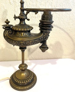 lot 143 image: Vintage Wild and Wessel Aladdin Style Student Lamp