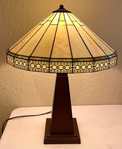 lot 145 image: Truly Lovely Tiffany Style Table Lamp with Arts and Crafts Base