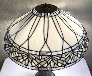 lot 149 image: Beautiful Stained Glass Tiffany Style Table Lamp