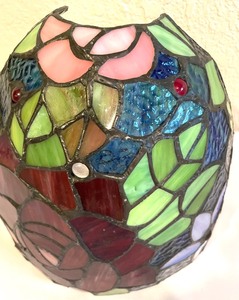lot 148 image: Gorgeous Tiffany Style Wall Sconce Shade