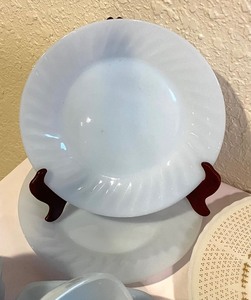 lot 157 image: Variety of Vintage Fire King and Termocrisa Glass Dishware
