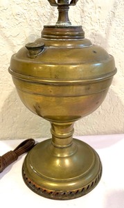 lot 167 image: Beautiful Vintage Brass Lamp
