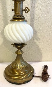 lot 165 image: Vintage Table Lamp by Rembrandt Lamps