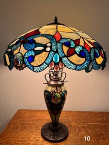 lot 10 image: Gorgeous Stunning Stained Glass Table Lamp