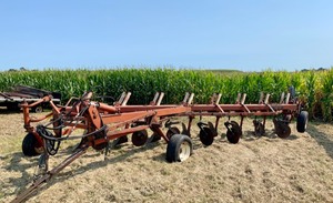 lot 368 image: IH 700 Automatic Plow 8 Bottom