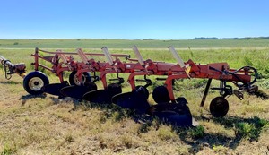 lot 369 image: IH 720 Plow, 5-Bottom