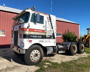 lot 364 image: Peterbuilt Semi Tractor for partsscrap